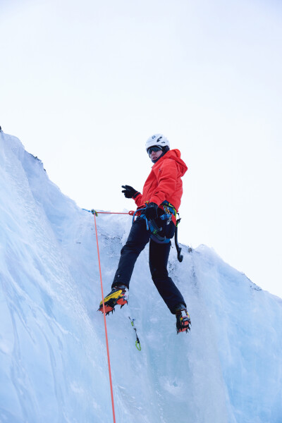 YIBO-OFFICIAL：
#王一博为国际冰川保护发声#
触摸风雕刻出的痕迹，目睹光折射下的幽蓝，
这里寂静无声，却又震撼心神。@UNIQ-王一博
#2025国际冰川保护年# ​​​