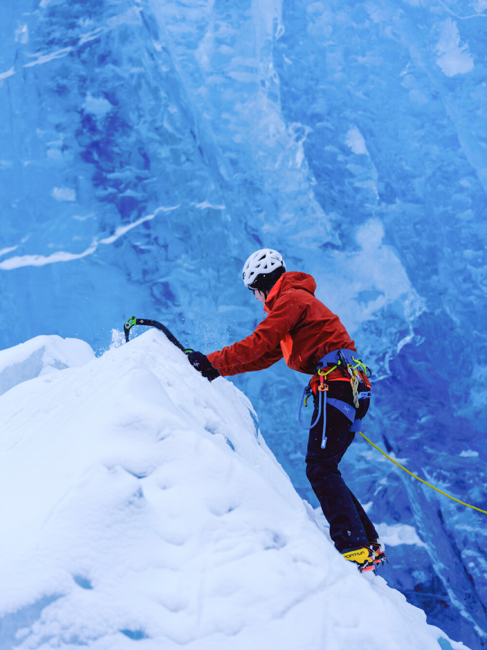 #王一博[超话]# · #王一博为国际冰川保护发声#
触摸风雕刻出的痕迹，目睹光折射下的幽蓝，
这里寂静无声，却又震撼心神。❄️@UNIQ-王一博
#2025国际冰川保护年# ​​​