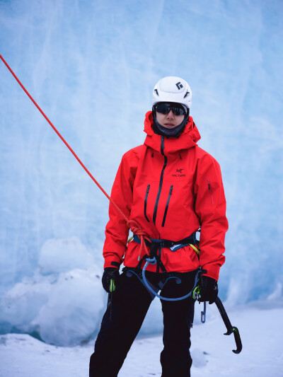 #王一博[超话]# · #王一博为国际冰川保护发声#
触摸风雕刻出的痕迹，目睹光折射下的幽蓝，
这里寂静无声，却又震撼心神。❄️@UNIQ-王一博
#2025国际冰川保护年# ​​​