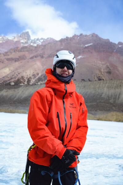 YIBO-OFFICIAL：
#王一博为国际冰川保护发声#
触摸风雕刻出的痕迹，目睹光折射下的幽蓝，
这里寂静无声，却又震撼心神。@UNIQ-王一博
#2025国际冰川保护年# ​​​