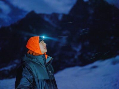 YIBO-OFFICIAL：
#王一博为国际冰川保护发声#
触摸风雕刻出的痕迹，目睹光折射下的幽蓝，
这里寂静无声，却又震撼心神。@UNIQ-王一博
#2025国际冰川保护年# ​​​