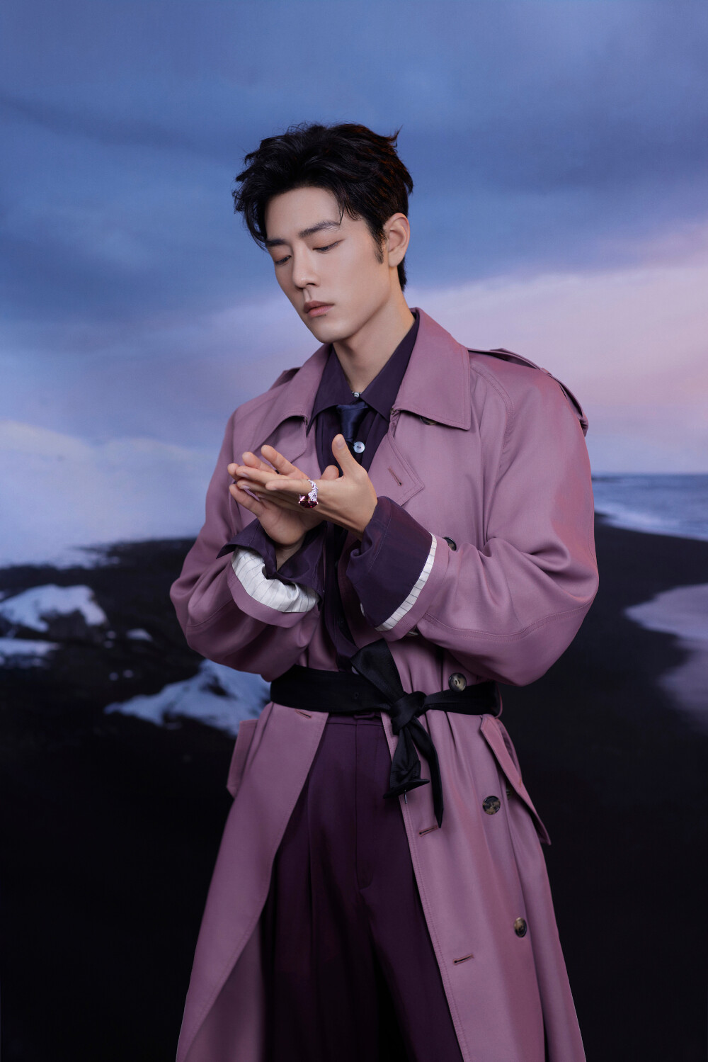 翩至岁末，溯光而上。以此刻为序，启程前往#东方卫视跨年# ，今晚见@肖战 [比耶] ​​​