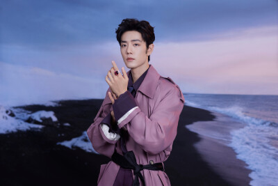 翩至岁末，溯光而上。以此刻为序，启程前往#东方卫视跨年# ，今晚见@肖战 [比耶] ​​​