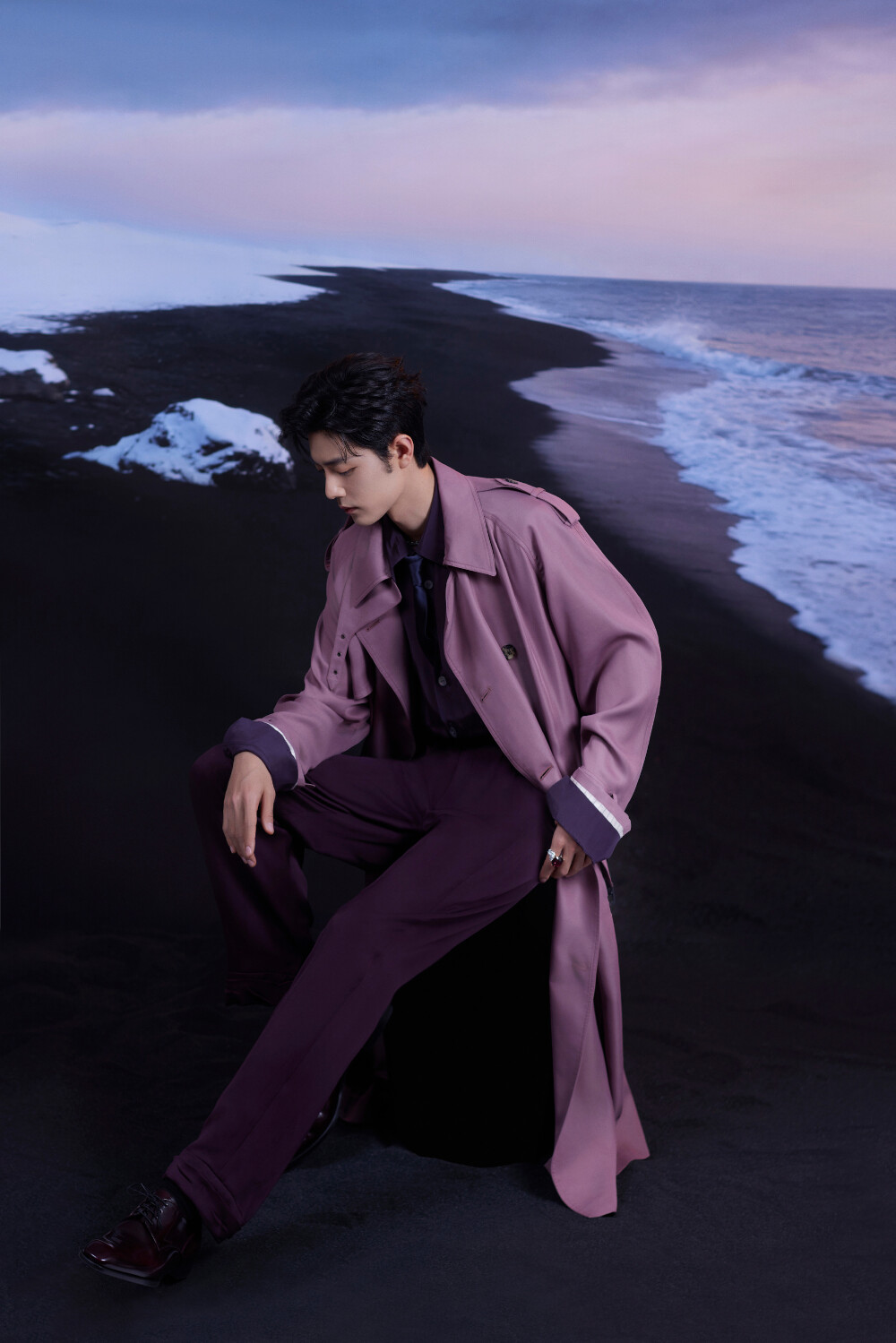 翩至岁末，溯光而上。以此刻为序，启程前往#东方卫视跨年# ，今晚见@肖战 [比耶] ​​​