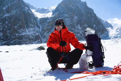 YIBO-OFFICIAL：
#王一博为国际冰川保护发声#
触摸风雕刻出的痕迹，目睹光折射下的幽蓝，
这里寂静无声，却又震撼心神。@UNIQ-王一博
#2025国际冰川保护年# ​​​