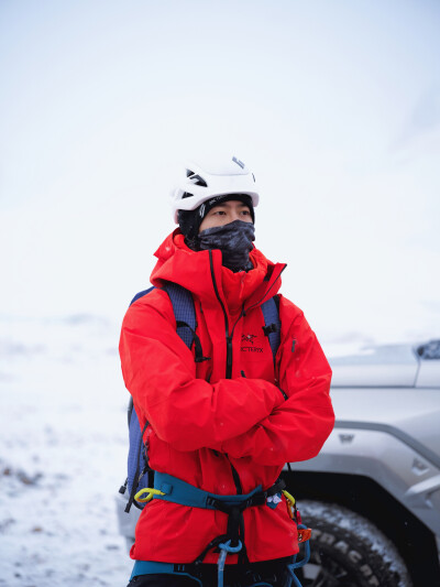 YIBO-OFFICIAL：
#王一博为国际冰川保护发声#
触摸风雕刻出的痕迹，目睹光折射下的幽蓝，
这里寂静无声，却又震撼心神。@UNIQ-王一博
#2025国际冰川保护年# ​​​