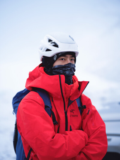 YIBO-OFFICIAL：
#王一博为国际冰川保护发声#
触摸风雕刻出的痕迹，目睹光折射下的幽蓝，
这里寂静无声，却又震撼心神。@UNIQ-王一博
#2025国际冰川保护年# ​​​