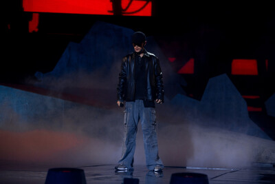 @肖战 彩排碎片掉落，今晚#东方卫视跨年# 舞台见[yeah] ​​​