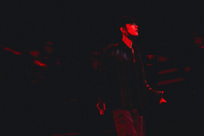 @肖战 彩排碎片掉落，今晚#东方卫视跨年# 舞台见[yeah] ​​​