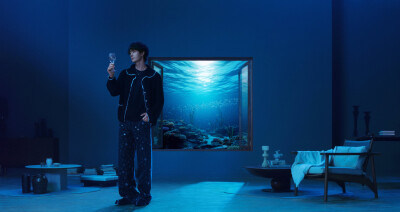 #王一博[超话]# · #王一博新年拍照新姿势#
向外看时，窗外的风景，映照你心里的愿景。
向内观时，心里的愿景，正是你人生的前景。
迈进新一年，不负好光景。祝大家元旦快乐！新年快乐！@UNIQ-王一博 ​​​