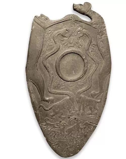 ▲   双犬调色板，前王朝涅伽达文化第二、三时期之交（公元前3100年），上埃及希拉孔波利斯出土，浅色灰砂岩，42.5 x 22 cm
英国牛津阿什莫林博物馆藏 