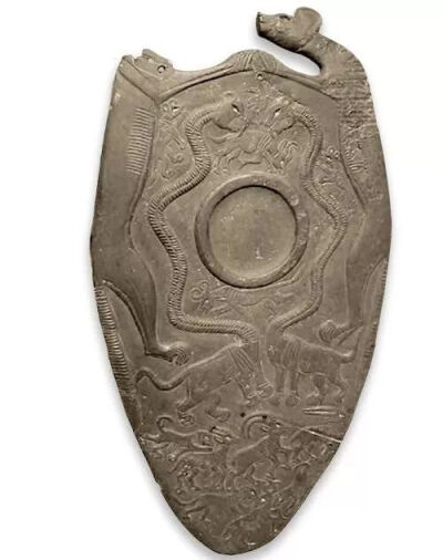 ▲   双犬调色板，前王朝涅伽达文化第二、三时期之交（公元前3100年），上埃及希拉孔波利斯出土，浅色灰砂岩，42.5 x 22 cm
英国牛津阿什莫林博物馆藏 