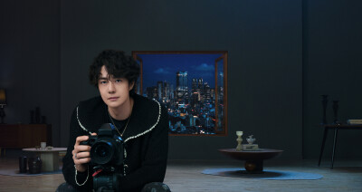 YIBO-OFFICLAL：
#王一博新年拍照新姿势#
向外看时，窗外的风景，映照你心里的愿景。
向内观时，心里的愿景，正是你人生的前景。
迈进新一年，不负好光景。祝大家元旦快乐！新年快乐！@UNIQ-王一博 ​​​