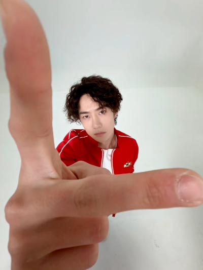 #王一博[超话]# · #新年快乐#
2️⃣0️⃣2️⃣6️⃣新年拍照新姿势get！[666]@UNIQ-王一博
祝大家元旦快乐！ ​​​