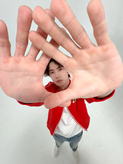 #王一博[超话]# · #新年快乐#
2️⃣0️⃣2️⃣6️⃣新年拍照新姿势get！[666]@UNIQ-王一博
祝大家元旦快乐！ ​​​