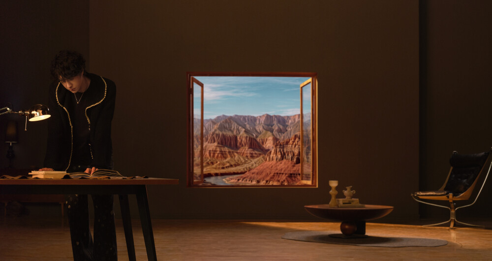 YIBO-OFFICLAL：
#王一博新年拍照新姿势#
向外看时，窗外的风景，映照你心里的愿景。
向内观时，心里的愿景，正是你人生的前景。
迈进新一年，不负好光景。祝大家元旦快乐！新年快乐！@UNIQ-王一博 ​​​