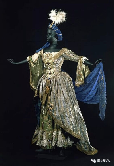 这是1912年舞者Adeline Genée穿着扮演Françoise Prévost的剧服。