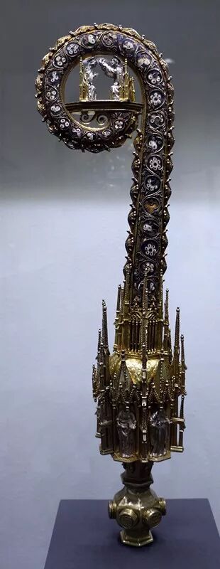 ▲ 意大利巴克洛牧区主教安东尼奥·德·里奇的司教杖，约1453-1490年，银镀金錾胎珐琅意大利萨勒诺迪奥塞萨诺博物馆藏