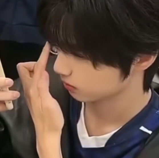 小妹妹对镜贴花黄