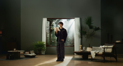 YIBO-OFFICLAL：
#王一博新年拍照新姿势#
向外看时，窗外的风景，映照你心里的愿景。
向内观时，心里的愿景，正是你人生的前景。
迈进新一年，不负好光景。祝大家元旦快乐！新年快乐！@UNIQ-王一博 ​​​