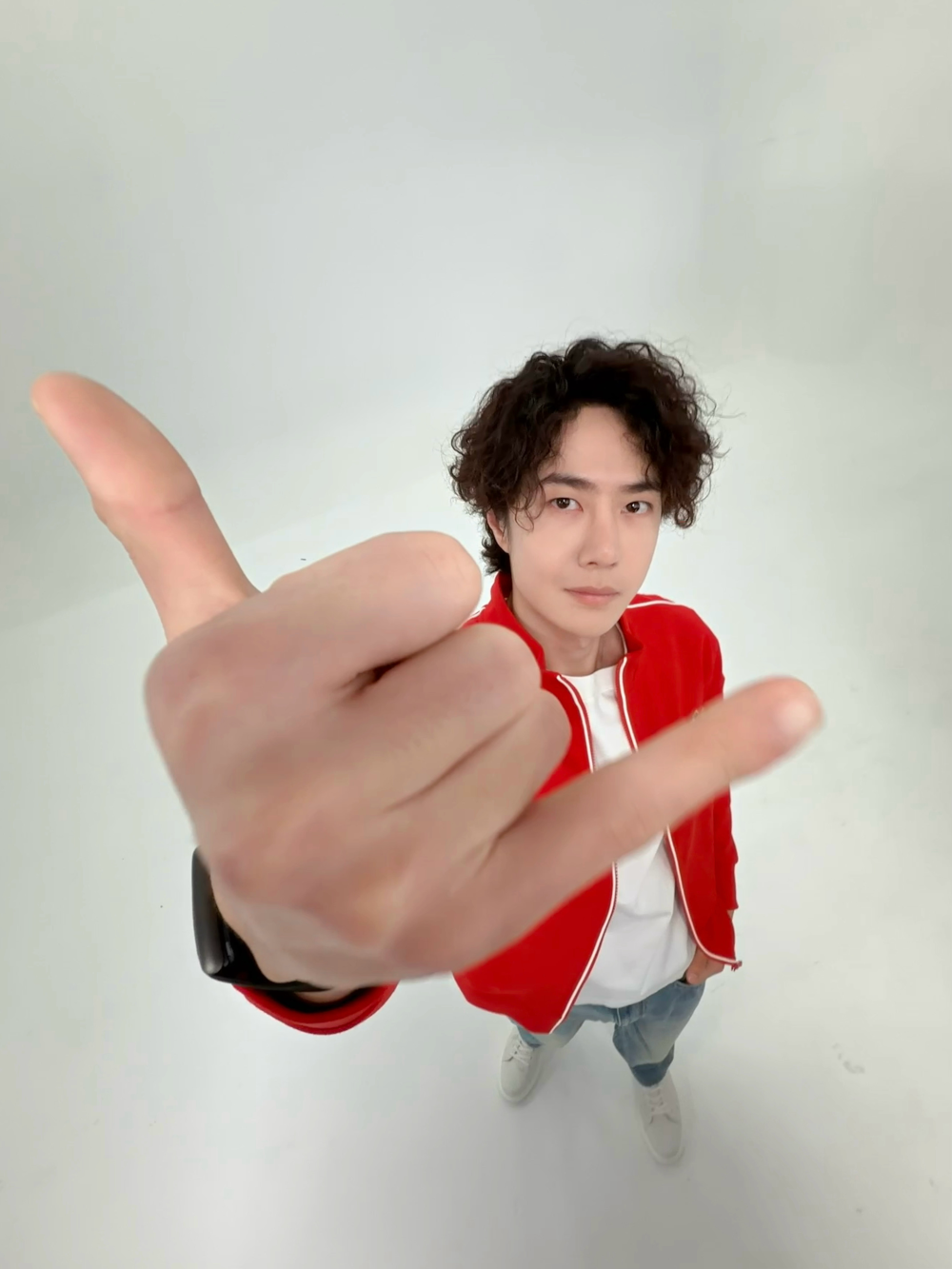 #王一博[超话]# · #新年快乐#
2️⃣0️⃣2️⃣6️⃣新年拍照新姿势get！[666]@UNIQ-王一博
祝大家元旦快乐！ ​​​