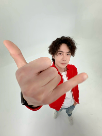 #王一博[超话]# · #新年快乐#
2️⃣0️⃣2️⃣6️⃣新年拍照新姿势get！[666]@UNIQ-王一博
祝大家元旦快乐！ ​​​