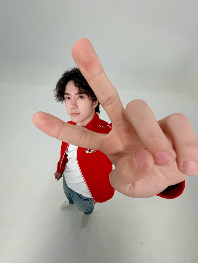 #王一博[超话]# · #新年快乐#
2️⃣0️⃣2️⃣6️⃣新年拍照新姿势get！[666]@UNIQ-王一博
祝大家元旦快乐！ ​​​