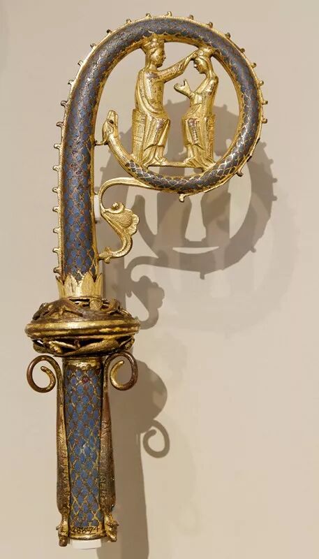 ▲ 法国利摩日制造的“圣母加冕”司教杖，1250年，铜镀金錾胎珐琅英国伦敦维多利亚和阿尔伯特博物馆藏