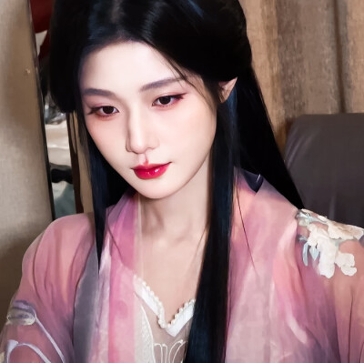 从此相隔三千梨树 六百湖水。