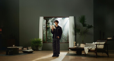 #王一博[超话]# · #王一博新年拍照新姿势#
向外看时，窗外的风景，映照你心里的愿景。
向内观时，心里的愿景，正是你人生的前景。
迈进新一年，不负好光景。祝大家元旦快乐！新年快乐！@UNIQ-王一博 ​​​