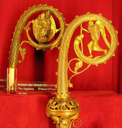 ▲ 13世纪初的錾胎珐琅司教杖，1859年发现于卡尔卡松大教堂法国巴黎法国国立中世纪博物馆藏