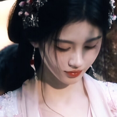 依旧是
偏爱枕惊鸿二字入梦的时节