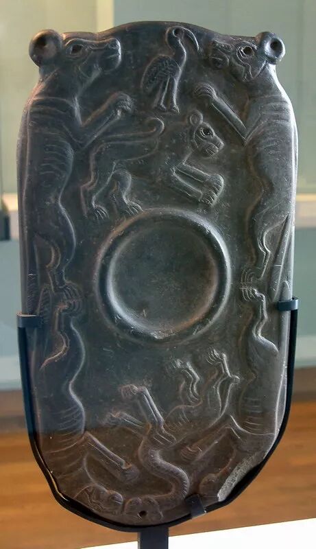 ▲   四犬调色板，上埃及涅伽达文化第三时期（公元前3200-前3000年），灰砂岩法国巴黎卢浮宫博物馆藏 