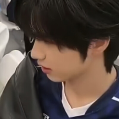 小妹妹对镜贴花黄