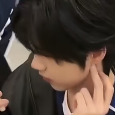 小妹妹对镜贴花黄