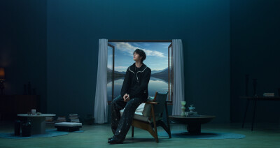 YIBO-OFFICLAL：
#王一博新年拍照新姿势#
向外看时，窗外的风景，映照你心里的愿景。
向内观时，心里的愿景，正是你人生的前景。
迈进新一年，不负好光景。祝大家元旦快乐！新年快乐！@UNIQ-王一博 ​​​