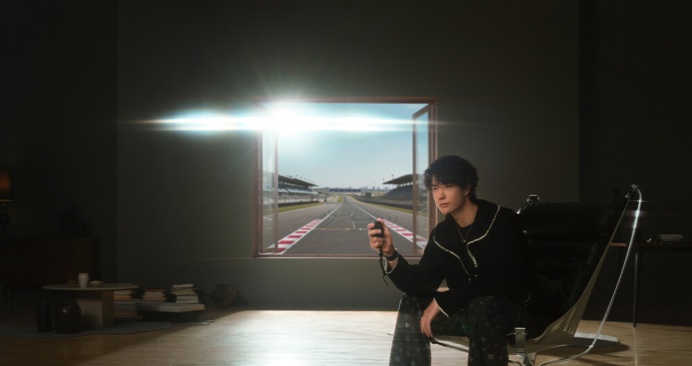 YIBO-OFFICLAL：
#王一博新年拍照新姿势#
向外看时，窗外的风景，映照你心里的愿景。
向内观时，心里的愿景，正是你人生的前景。
迈进新一年，不负好光景。祝大家元旦快乐！新年快乐！@UNIQ-王一博 ​​​