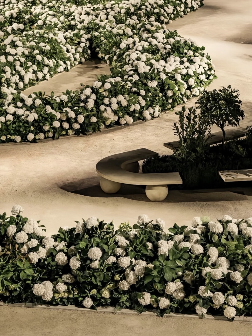 YSL26场秀场布置
-
建筑·园艺·轮廓的结合运用
现场建筑化作视觉中心背景
纯粹的绣球花丛勾勒出定制感的信息轮廓
两侧的树丛将现场宾客自然包裹
形成一个沉浸式的优雅庄园
