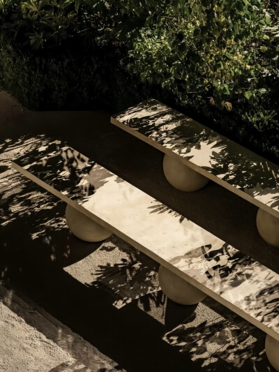 YSL26场秀场布置
-
建筑·园艺·轮廓的结合运用
现场建筑化作视觉中心背景
纯粹的绣球花丛勾勒出定制感的信息轮廓
两侧的树丛将现场宾客自然包裹
形成一个沉浸式的优雅庄园
