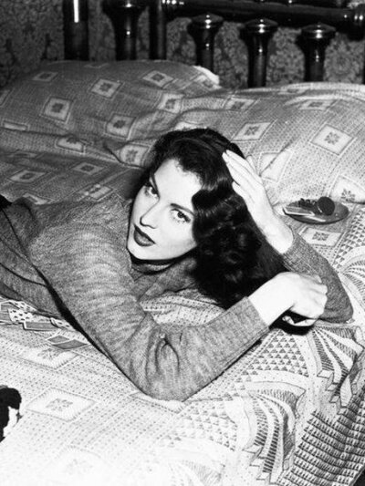 1946年，艾娃·加德纳在改编自海明威同名小说的电影《杀手》中