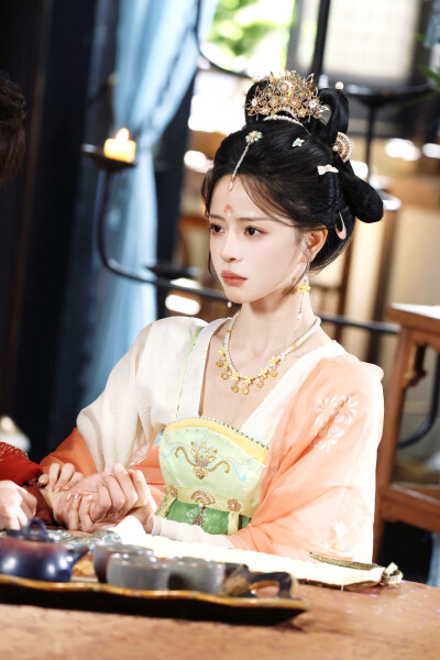 王妃太嚣张，她凭本事配享太庙 施绾绾