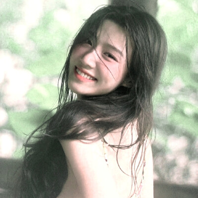 普罗旺斯的夏天，田野的榛果、葡萄架、拂过的微风和薰衣草，木椅上的报纸停留水汽的帽子先生，沾湿裙摆的玫瑰香水，香草碎带回冬的路。