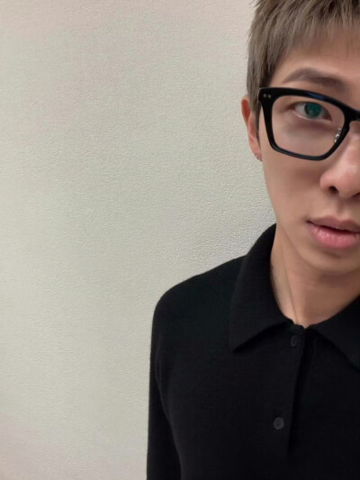 251226
金南俊更新ins