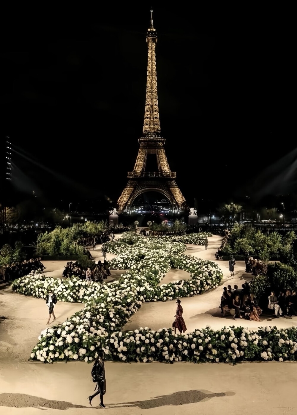 YSL26场秀场布置
-
建筑·园艺·轮廓的结合运用
现场建筑化作视觉中心背景
纯粹的绣球花丛勾勒出定制感的信息轮廓
两侧的树丛将现场宾客自然包裹
形成一个沉浸式的优雅庄园
