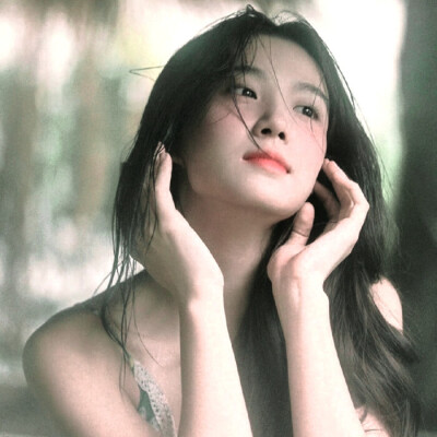 普罗旺斯的夏天，田野的榛果、葡萄架、拂过的微风和薰衣草，木椅上的报纸停留水汽的帽子先生，沾湿裙摆的玫瑰香水，香草碎带回冬的路。