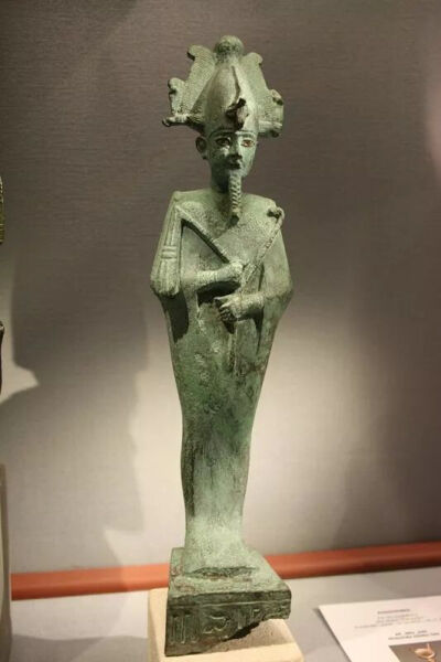 ▲ 头戴“阿泰夫”王冠的奥西里斯立像，公元前7-前6世纪，青铜奥地利维也纳艺术史博物馆藏 