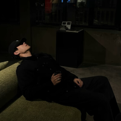 头像丨男头 能不能借着天冷的理由 再靠近你些