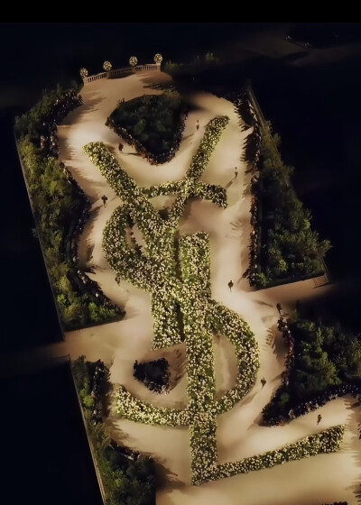 YSL26场秀场布置
-
建筑·园艺·轮廓的结合运用
现场建筑化作视觉中心背景
纯粹的绣球花丛勾勒出定制感的信息轮廓
两侧的树丛将现场宾客自然包裹
形成一个沉浸式的优雅庄园
