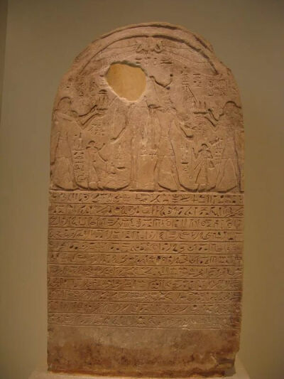 ▲ 石碑描述了法老Shepsesre Tefnakht献祭男女始祖阿图姆（右）和奈特（左），第三中断期（公元前8世纪），希腊雅典国立考古博物馆藏