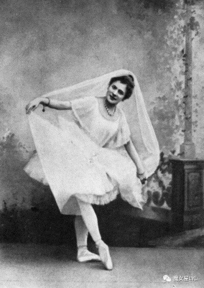 另一位来自米兰的皮叶丽娜·莱格纳尼（Pierina Legnani）步前者后尘，也自1892年起在马林斯基剧院跳舞，在彼季帕的剧目，如《灰姑娘》《天鹅湖》和《雷蒙达》中扮演了著名的角色。莱格纳尼获得了“女伶之冠”的称号，…